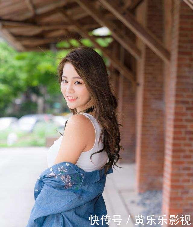 街拍气质范的小姐姐，一件吊带长裙，性感迷人！