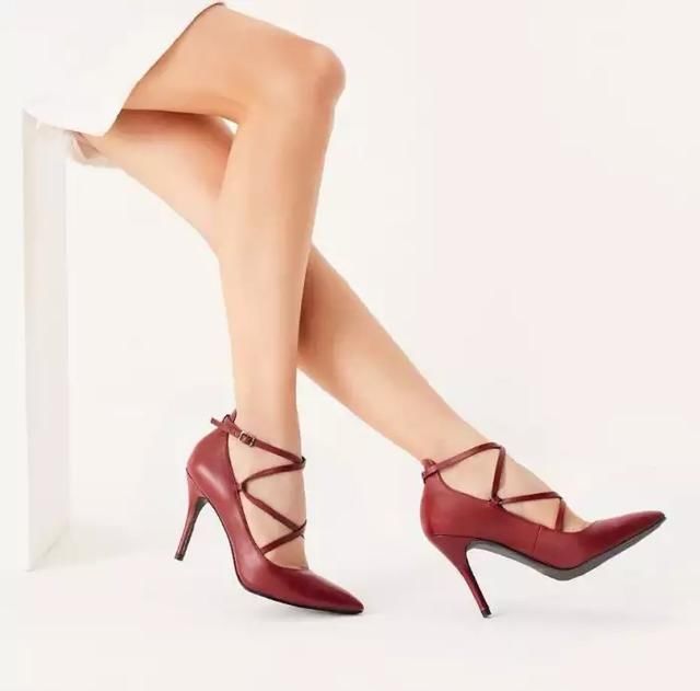 高跟鞋在爱美的女性心目中占据着重要的位置