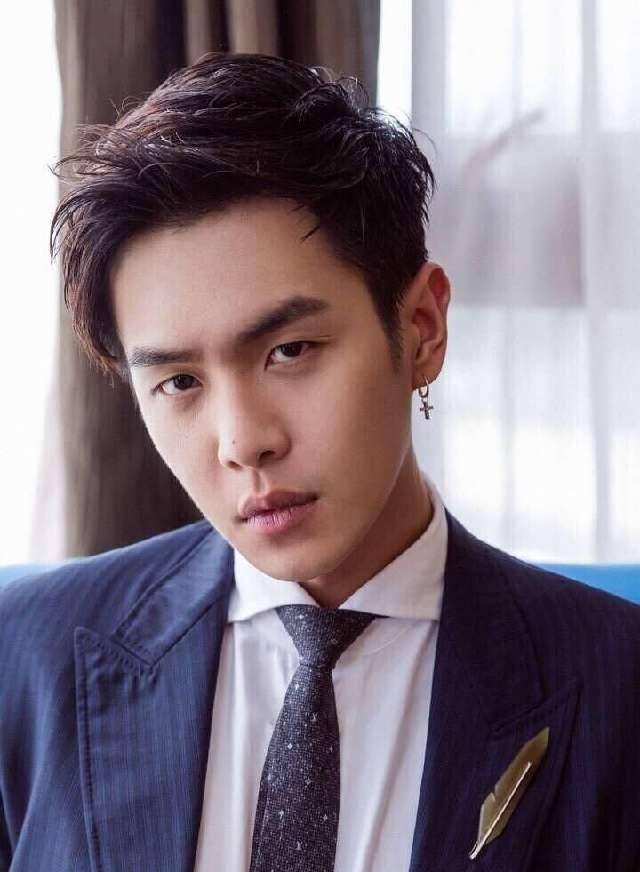 当这些帅气的男明星戴上耳环，会是什么样呢？