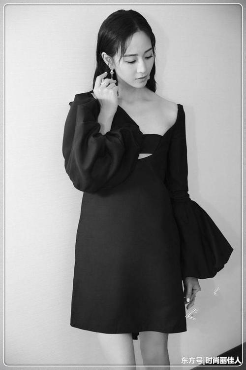 张钧甯还真是敢穿,低领小黑裙穿出时尚新高,网友:气质女神