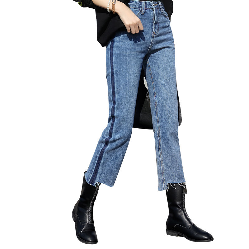 今年流行的女牛仔裤是这样的,款式新潮,更显洋