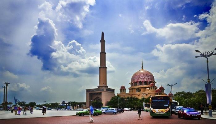 去马来西亚旅游,酒店屋顶有“神秘”的箭头,导游:最好别管