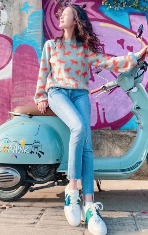  真实@有种“腿精”叫李沁，穿紧身裤骑电瓶车，看到她的真实腿长，我酸了