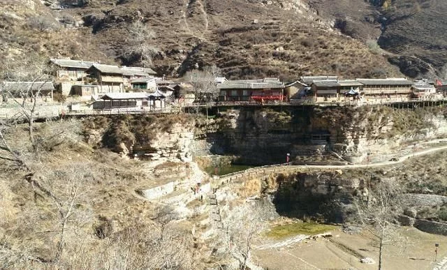 国内有个“悬空村”,村民出门就是悬崖,景色优美与世隔绝!【2020热门旅游景点】