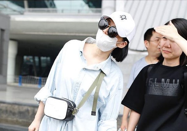 49岁蒋雯丽，49岁许晴，两人机场近照曝光，画风竟如此尴尬