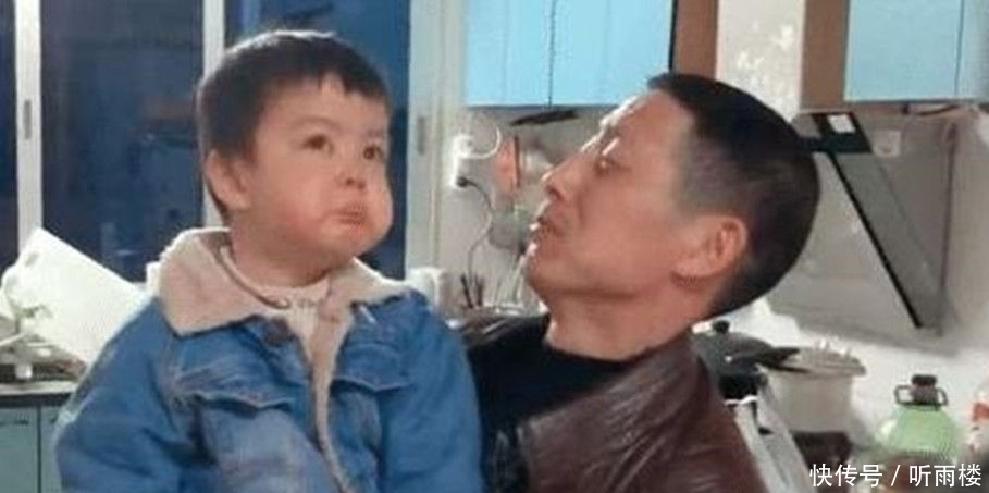 姐姐■宝宝“吃醋”表情萌翻网友,看到妈妈只抱了姐姐,弟弟心里很委屈