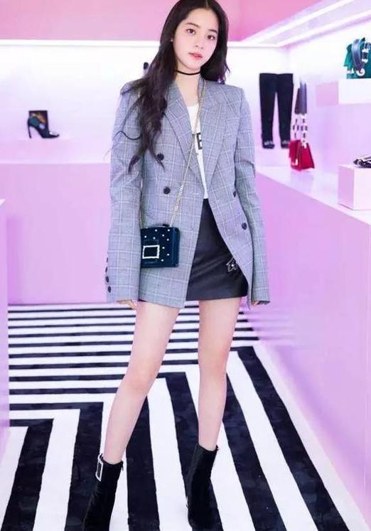 20岁宋祖儿撞衫18岁欧阳娜娜,只差两岁哪一个更少女一点呢