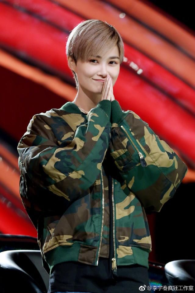 李宇春终于穿对衣服了！红色外套搭配短裤，网友：越来越有女人味