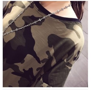 现在特流行这样穿:”裤子失踪“穿，宽松T恤+短裤，时尚时尚