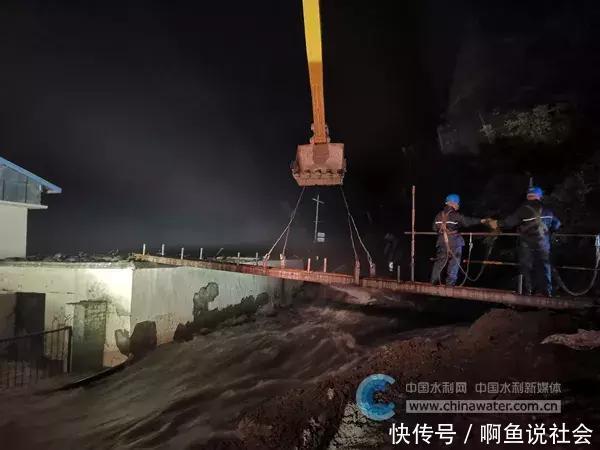  [快讯]一线快讯龙潭水电站抢险人员进入闸房