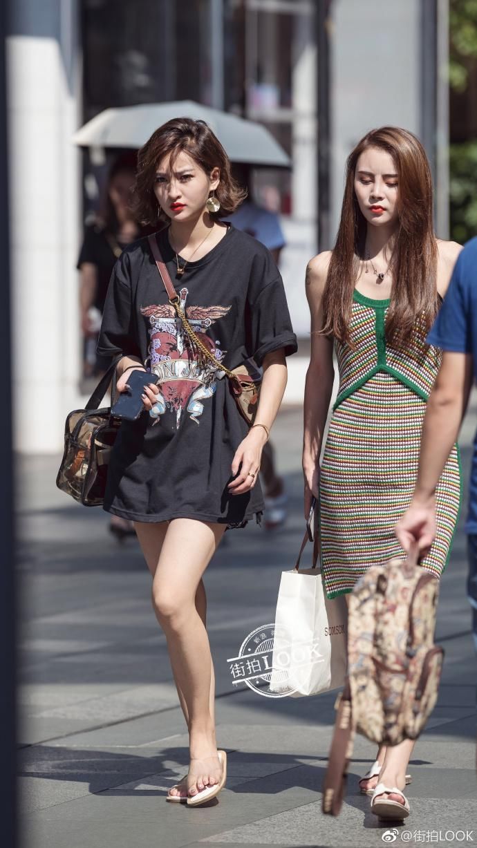 街怕:紧身搭配是美女们的杀手锏，勾勒的美腿翘臀，很抢风头