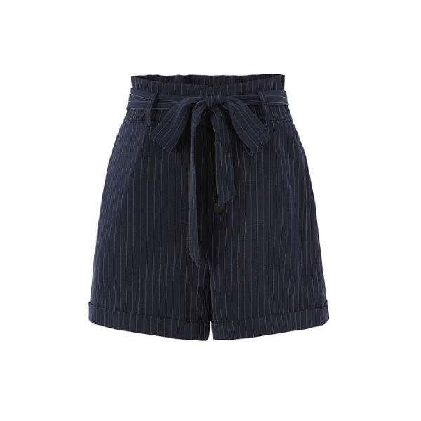 性感热裤秀美腿，塑造迷人的小蛮腰