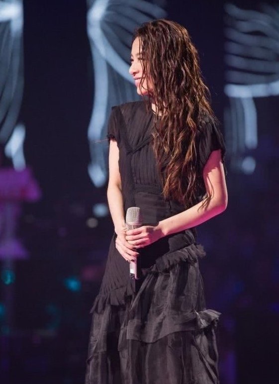 田馥甄一双“砖头鞋”就增高20厘米，网友:怪不得1米6变成1米8!