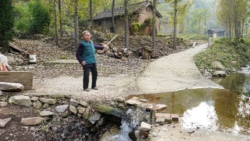  「山西」山西76岁农村老人，守着3间瓦房1条小溪不离开，咋回事