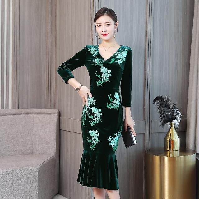 若工资过7千，中秋节送这“丝绒”裙给妈妈，让妈妈年轻20岁