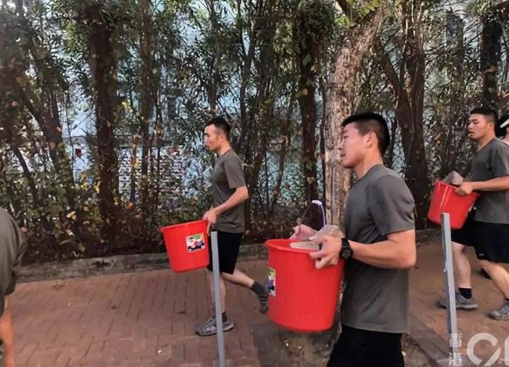  「人民日报」大律师指驻港部队便装清理街道合法，人民日报：阵