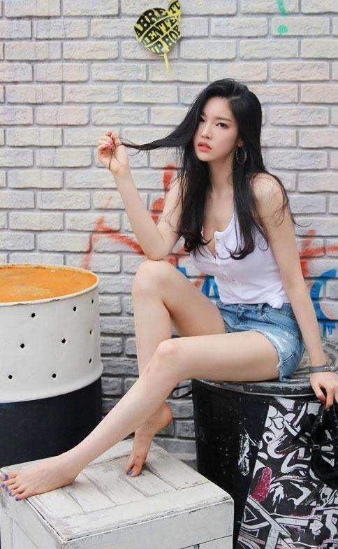 紧身裤和热裤你更中意哪个，都简约里带点浪漫，美成一道风景线