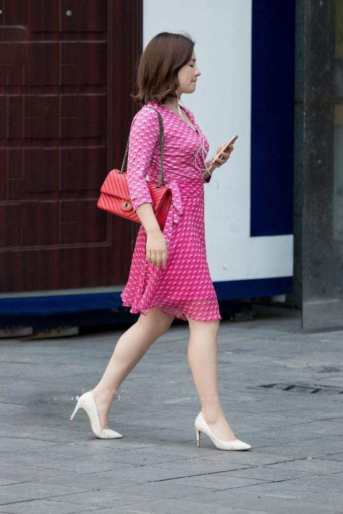 穿了短裤和紧身裤的姑娘，在夏季展示美丽