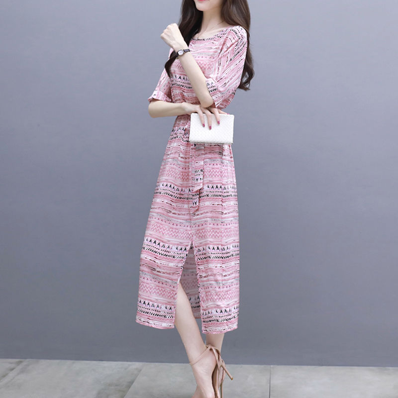 女人有好身材就应该秀出来，连衣裙就要穿得性感撩人，女人味十足