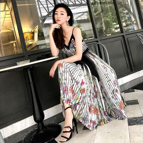 夏日穿吊带裙，性感魅力更撩人，散发浓浓的女人味儿！