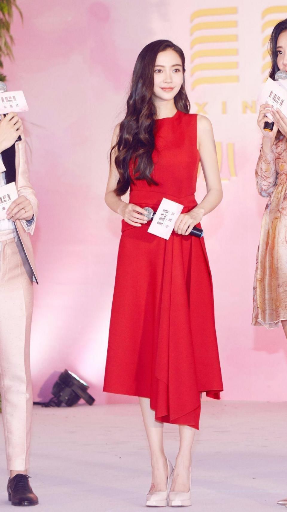 你还在嫌弃防水台鞋子丑?Baby换了无数条裙子，就是不换这双鞋!