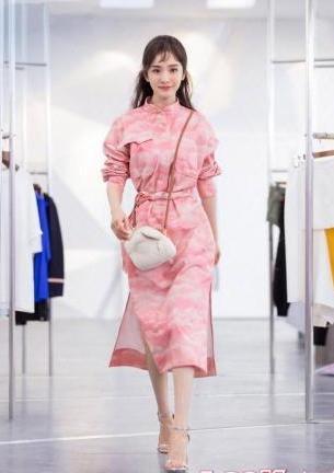 赵丽颖杨幂同穿夏天甜粉色，成果热巴一呈现，人世水蜜桃果然惊艳