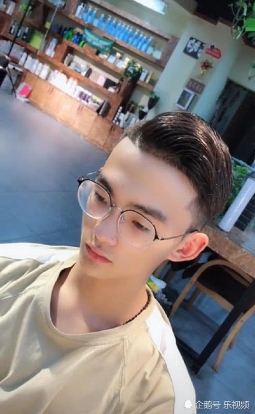 梳着死亡中分的小哥剪了一个新潮的发型，剪完秒变小狼狗，网友：