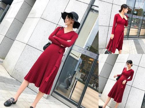 秋季，很流行穿“辣椒红”裙子，会搭配就更美！