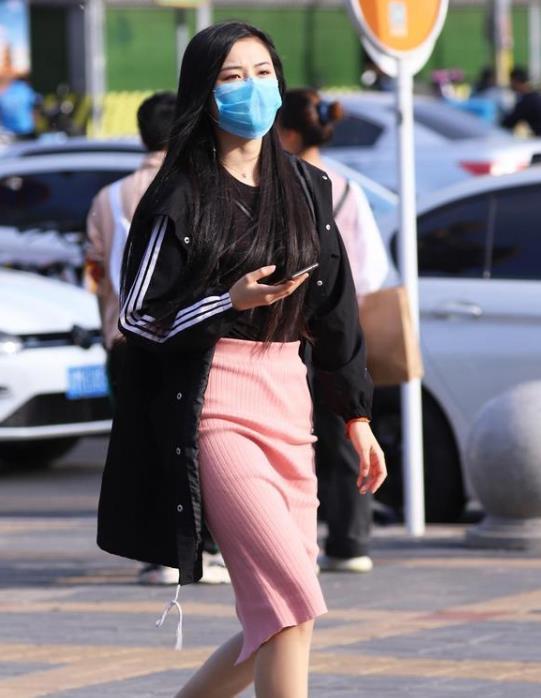  『风采』街拍：气质优雅的美女，一条白色的蕾丝连衣裙，时尚达人风采