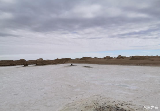 万里西游川甘青新第16天穿越大柴旦盐碱荒漠无人区游水上雅丹