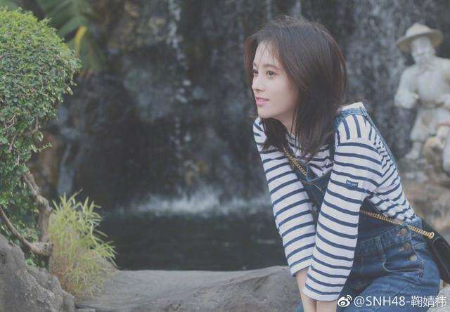 鞠婧祎真厉害! 穿的牛仔短裤好多绳子捆绑 网友: 勒得不疼吗?