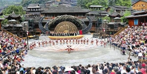 住宿住不起吃饭吃不起,停车给你玩套路,千户苗寨成下个“雪乡”