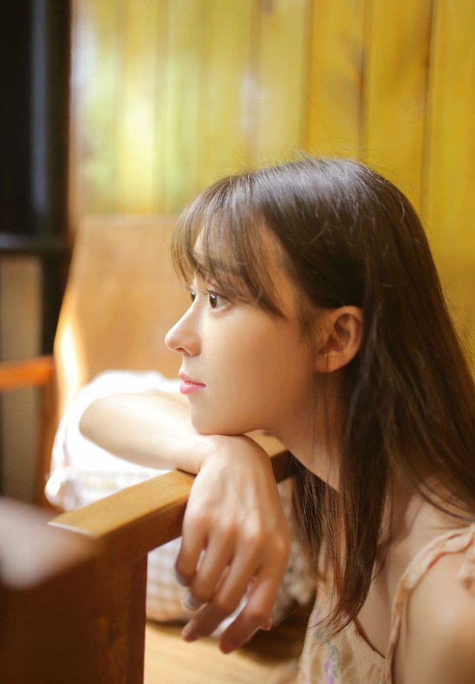 白皙肌肤小清新，萝莉美女看书写真图片