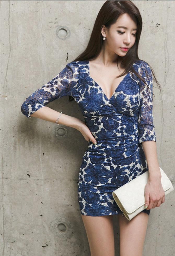 室内美女写真集:印花V领连衣裙,展示好身材,时尚潮流有魅力!