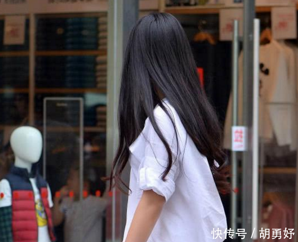 修身穿搭最有型,紧身牛仔短裤成熟大胆,吊带抹胸尽显玲珑身材