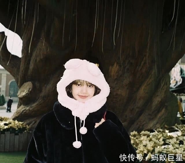 『气质』BLACKPINK的Lisa也迷上这件温暖又可爱的气质外套