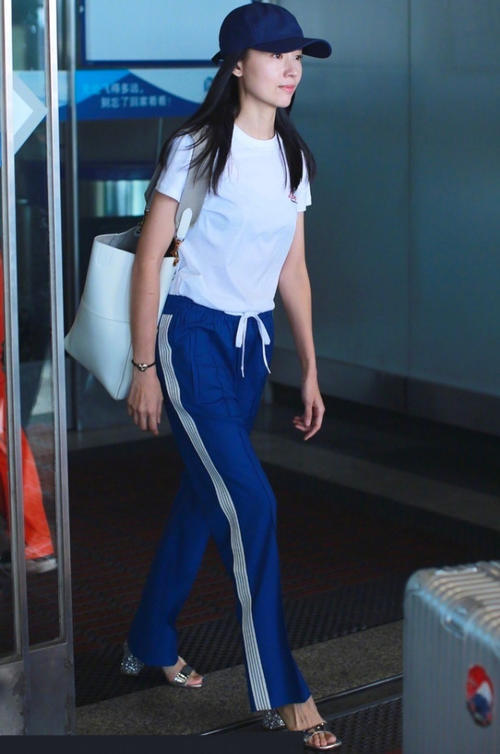 38岁董洁穿运动裤装少女，踩了一双“易拉罐鞋”，还会发亮！