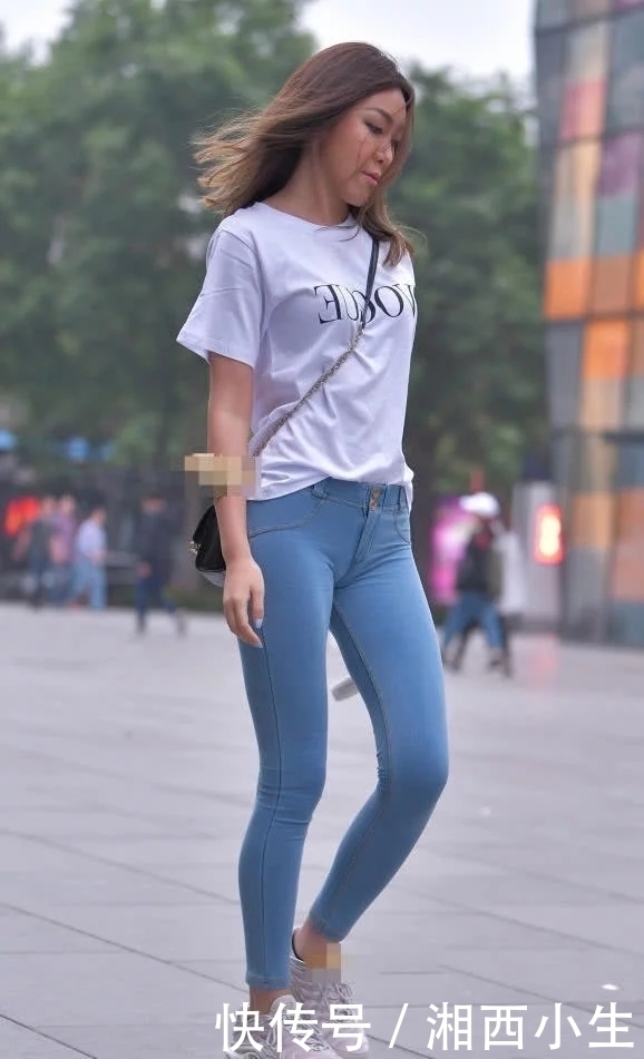 摄影：古铜色颜值的小姐姐，紧身牛仔裤搭配T恤，秀出自己迷人的