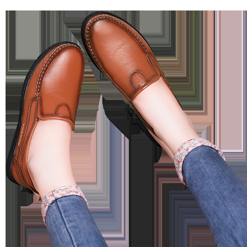 40岁女人少穿高跟鞋，穿潮流平底鞋透气不累脚，洋气有范显腿瘦