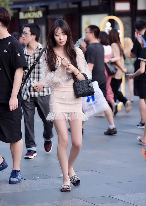  精致|穿搭要靓丽，试试修身精致的短裙，让你遇见更美的自己