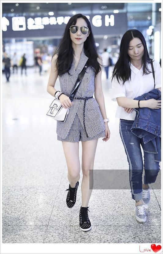 看了冉莹颖的短裤套装，再看看韩雪，才知道身材和气质哪个更重要