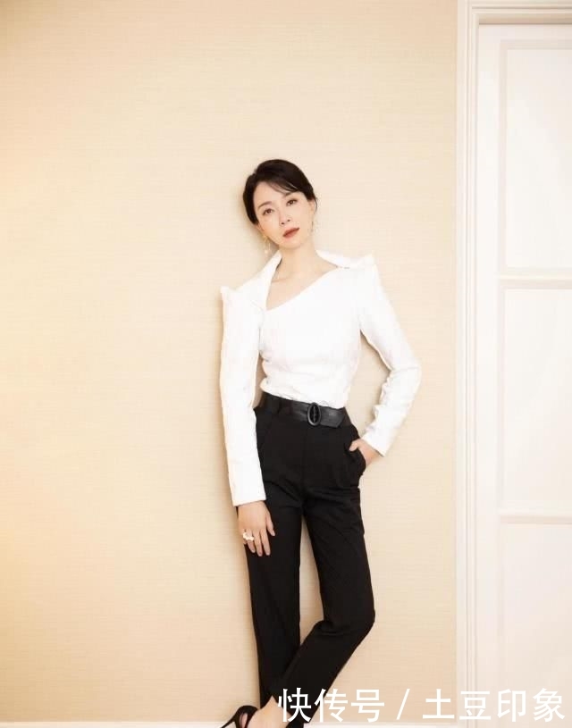  「更是能够」陈数气场开挂，长款风衣搭白色衬衫走机场走起来自带风，魅力十足