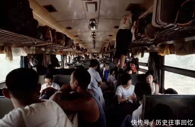 80年代的绿皮火车和赶火车人：原来那时候乘火车是这个样子