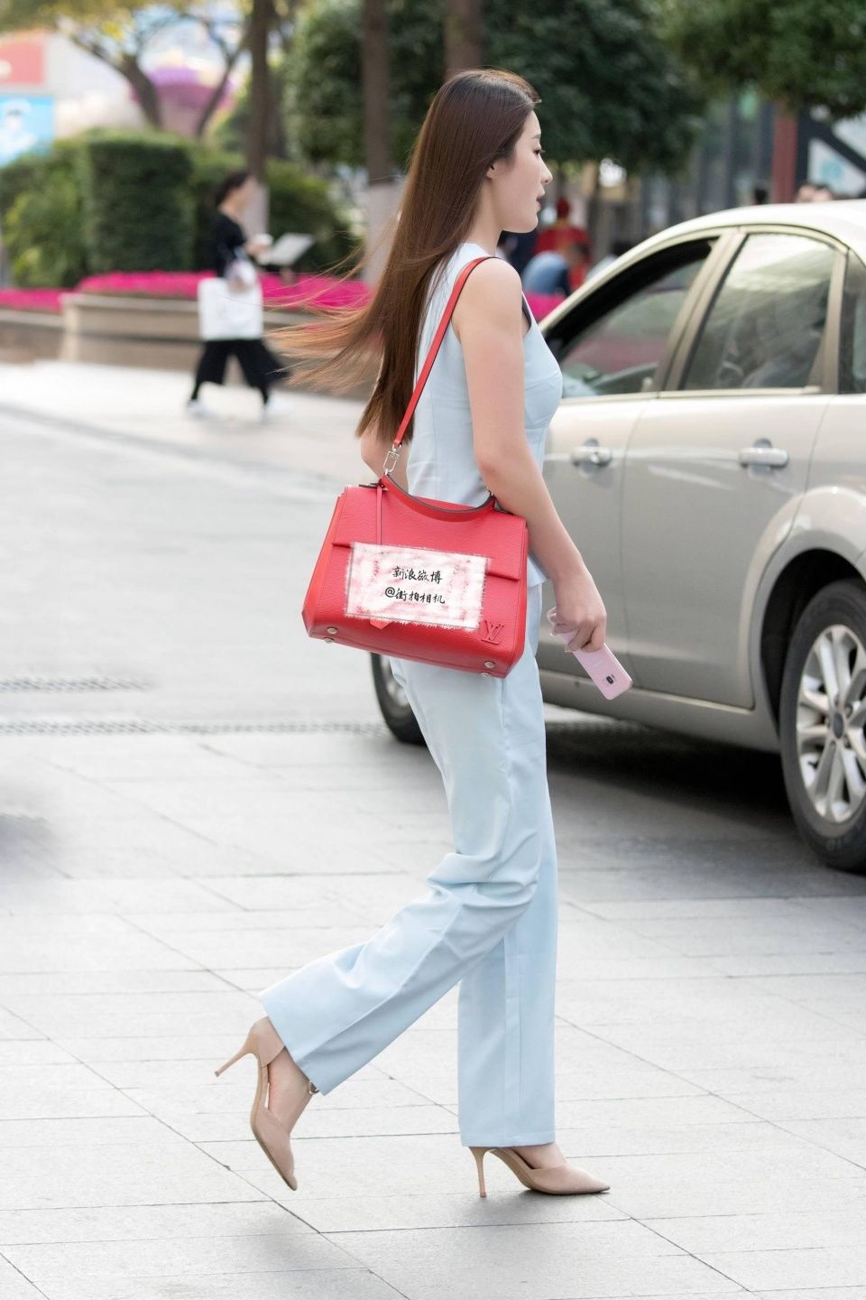 一点点街拍：美女走路英姿飒爽，非常有气质感，身材也很苗条