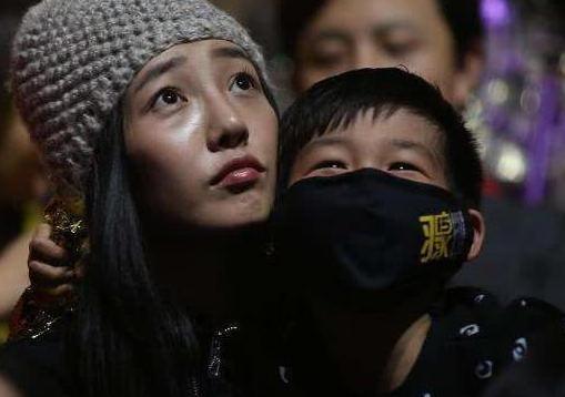 白百何登台献唱，裙子都快开到腰上了，黑礼服、大白腿赚足眼球