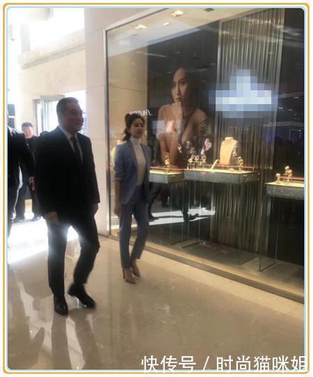 路人抓拍下的刘诗诗，毛衣太紧超抢眼，但看完下半身我沉默了