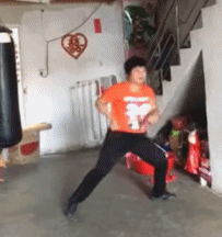 『礼物』搞笑GIF:自从我给老婆买了礼物,我就只能睡沙发了!