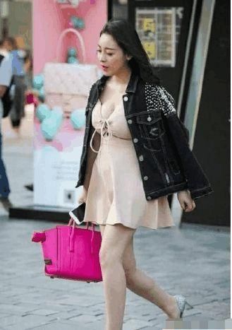 街拍: 紧身超短裙展现葫芦身材,最后一位太迷人,时尚就如此简单