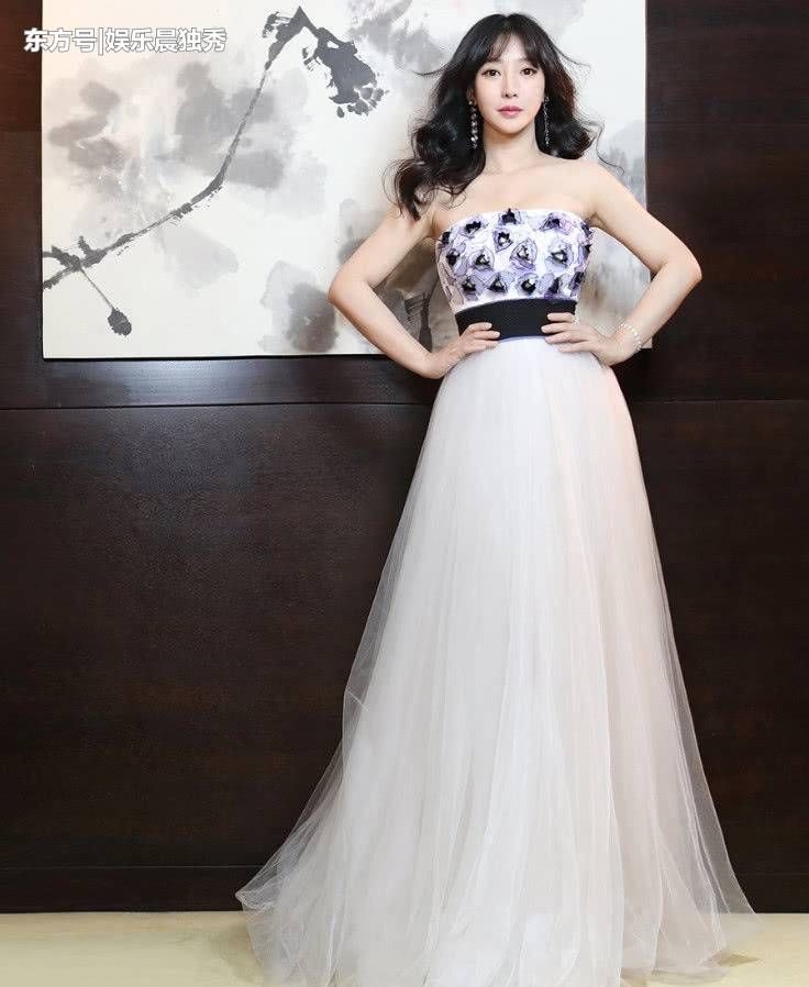 柳岩终于又晒全身照了，穿上白色纱裙一秒变女神，早该这么穿了!