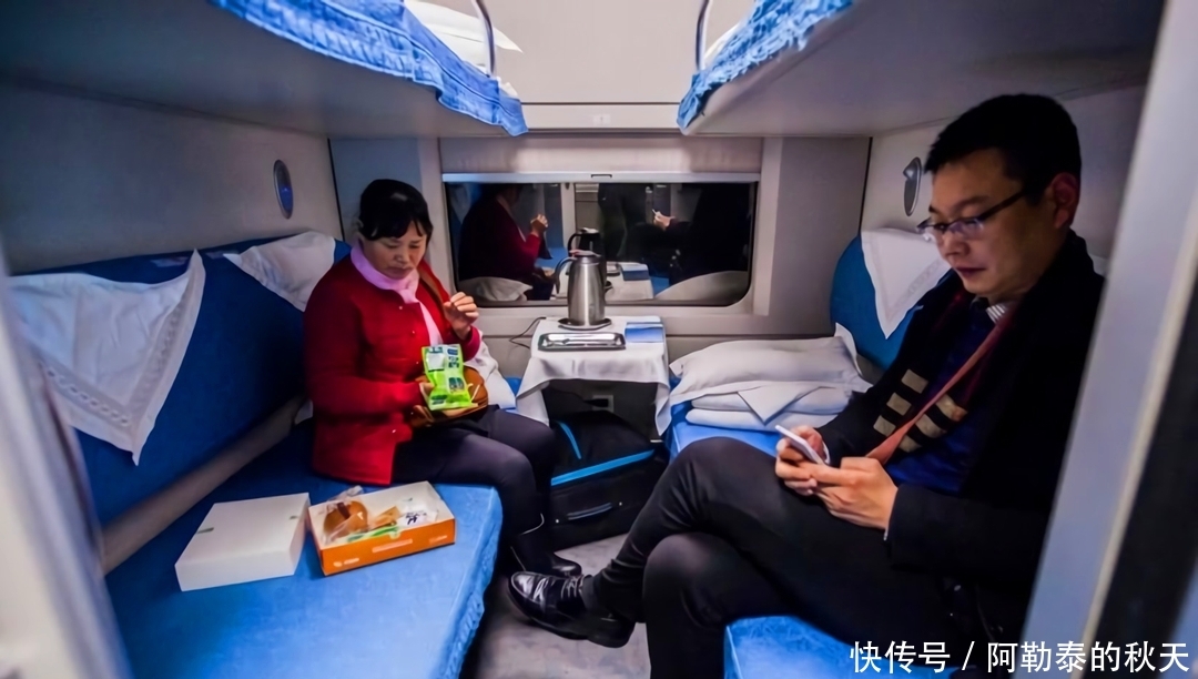 搭火车时，为何乘务员要收走卧铺车票？看完涨知识了！